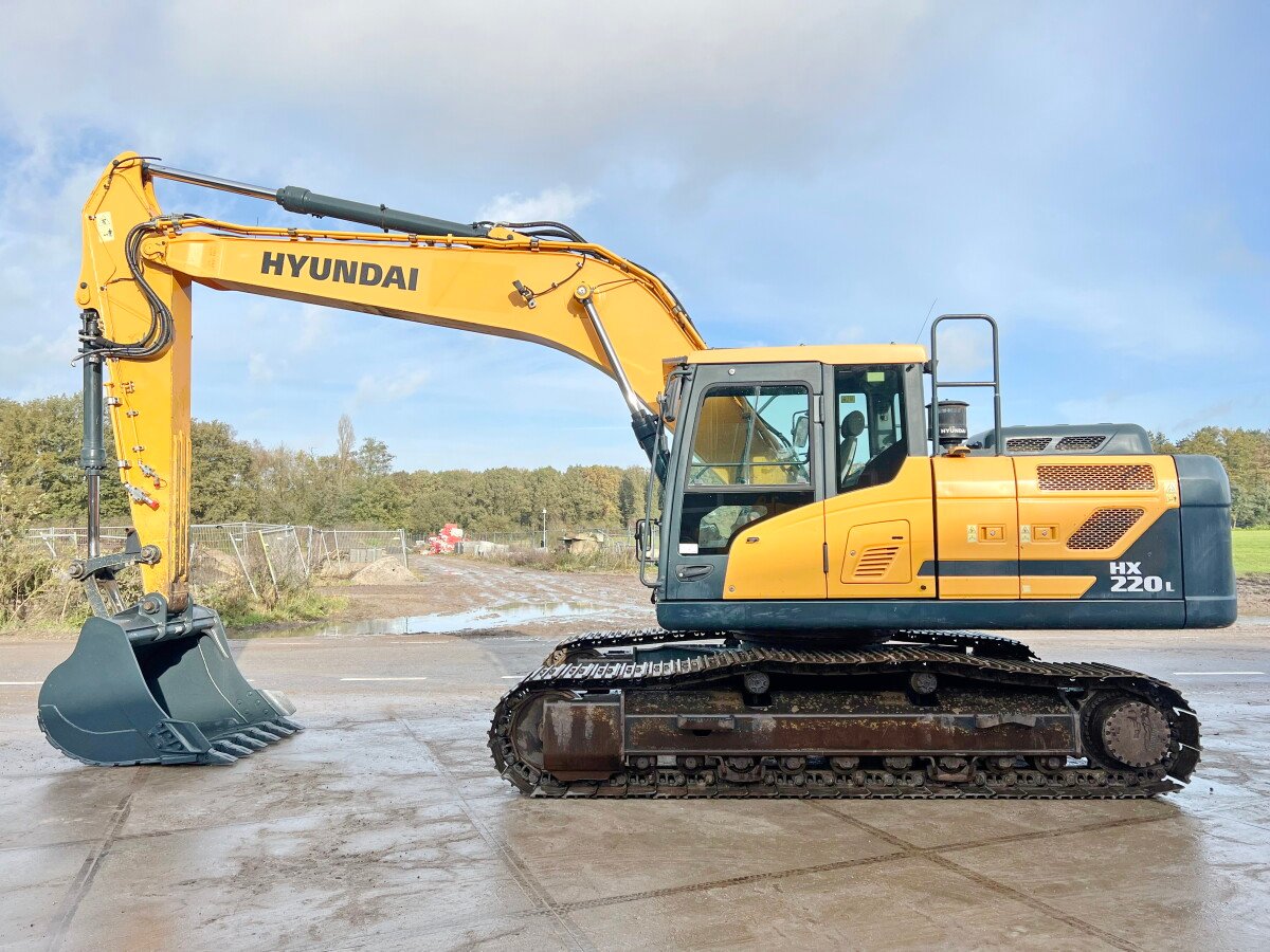 Hyundai HX220L Excavator