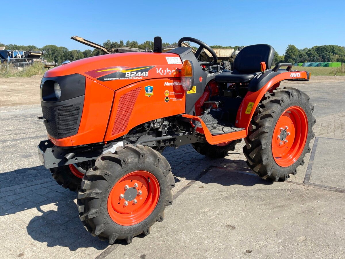 Kubota B2441 tractor