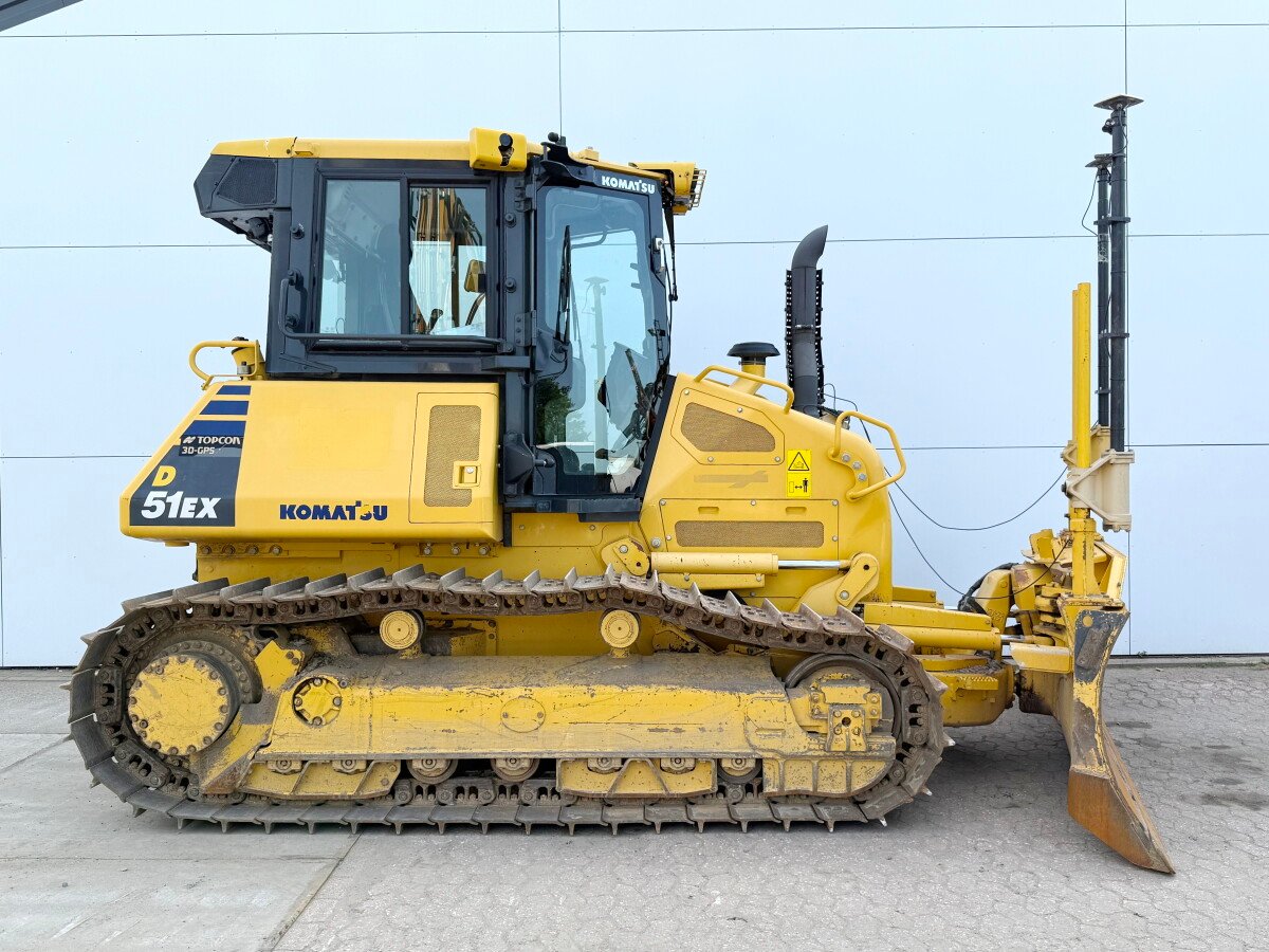 Komatsu D51EX-24 used dozer detail
